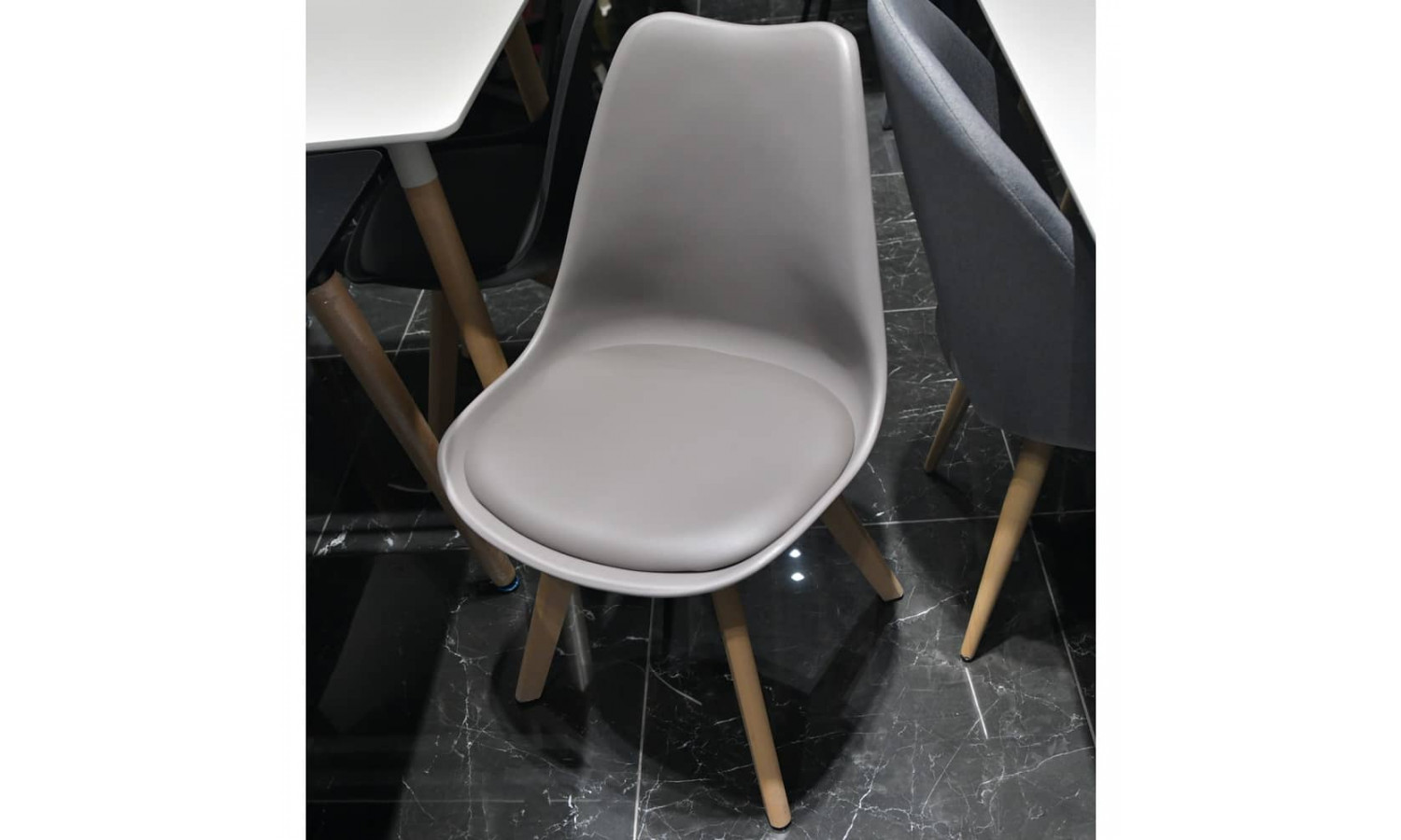 Комплект из 2-х стульев Eames Bon латте
