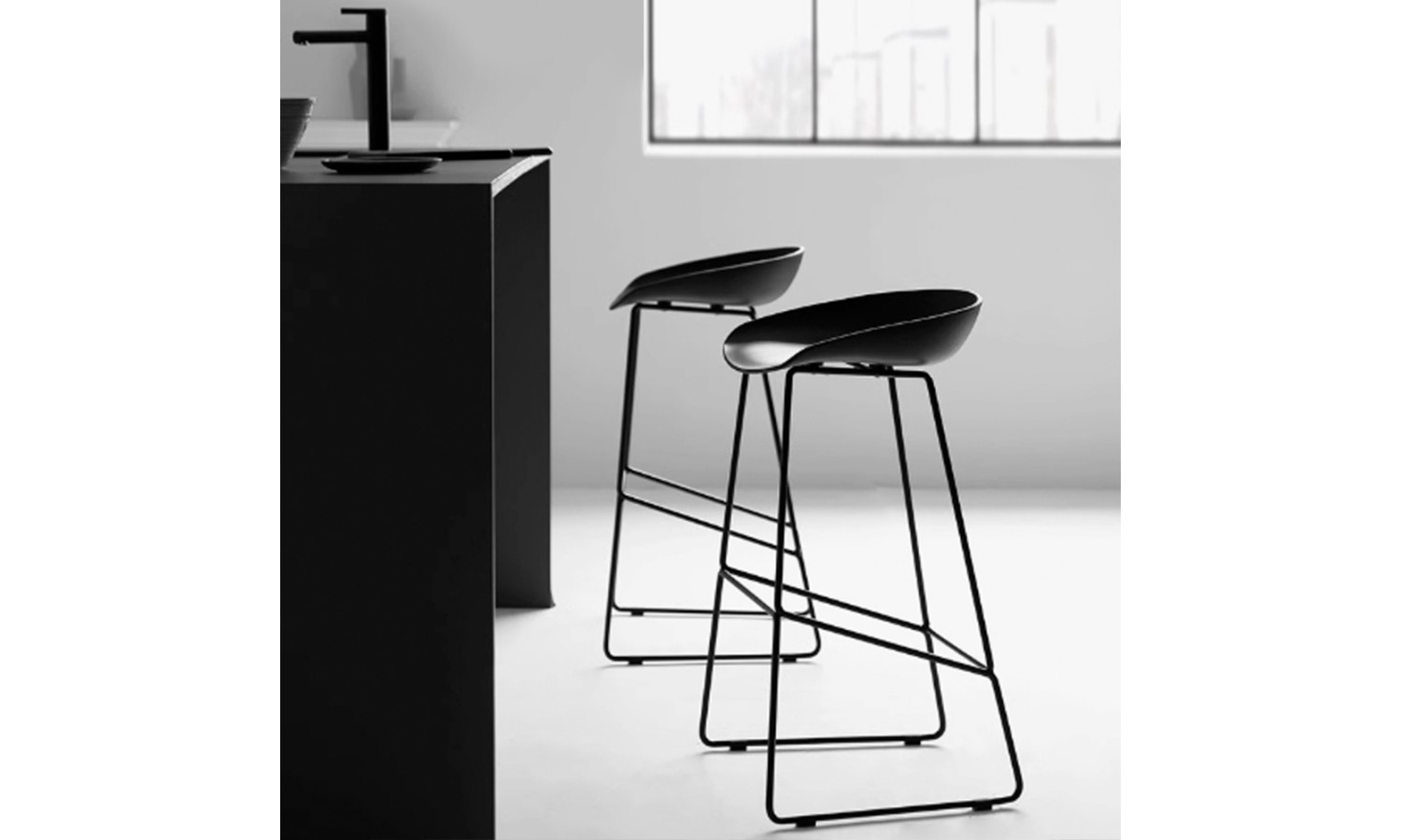 Стул полубарный Neo чёрный с чёрными ножками