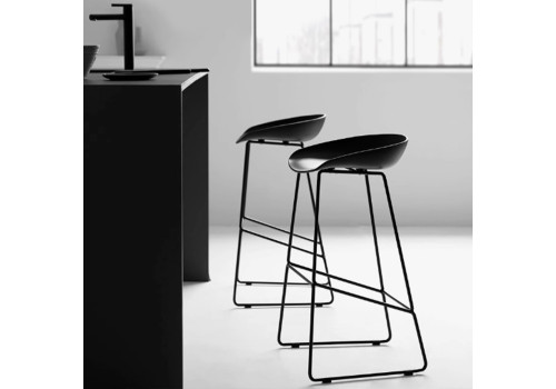 Стул полубарный Neo чёрный с чёрными ножками