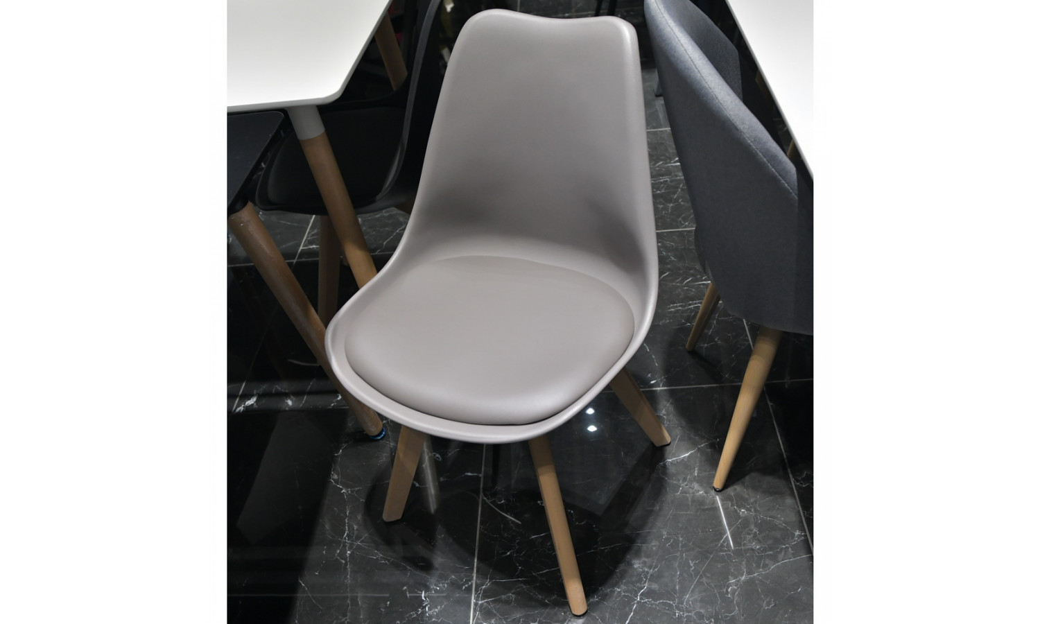 Стул Eames Bon латте
