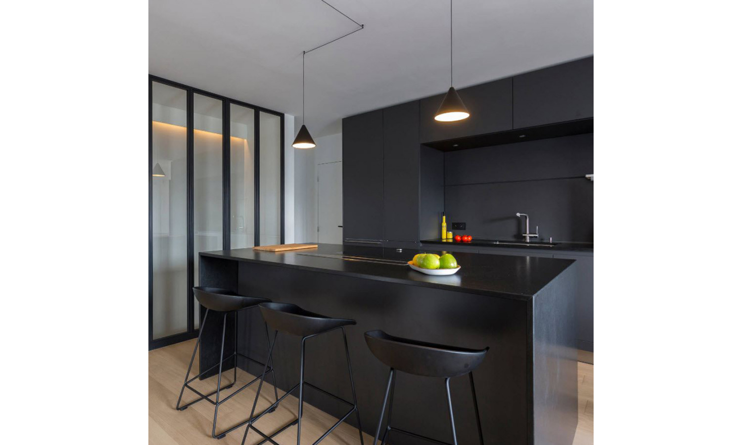 Стул полубарный Neo чёрный с чёрными ножками